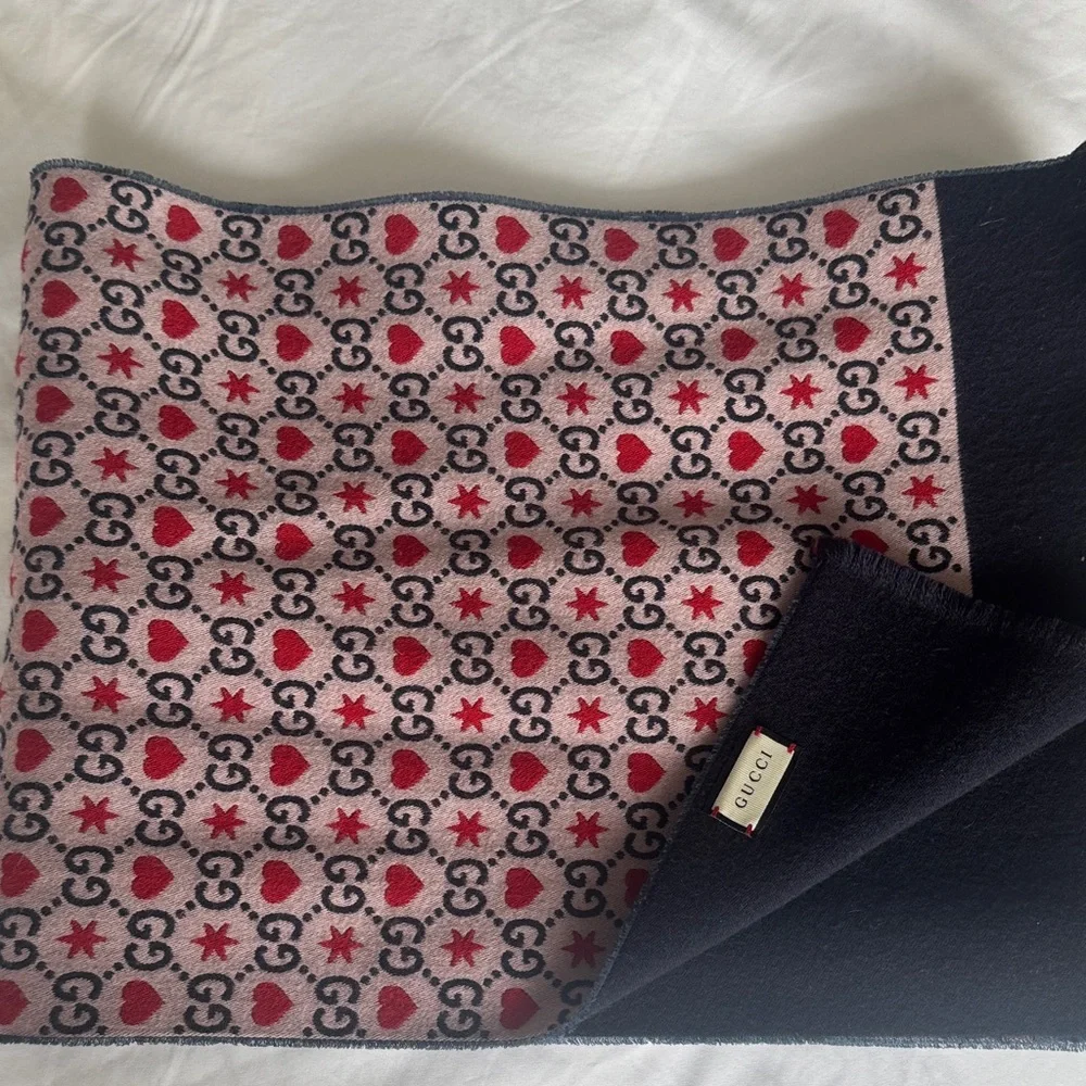 Gucci Logo Heart Scarf - Picture 3 of 5